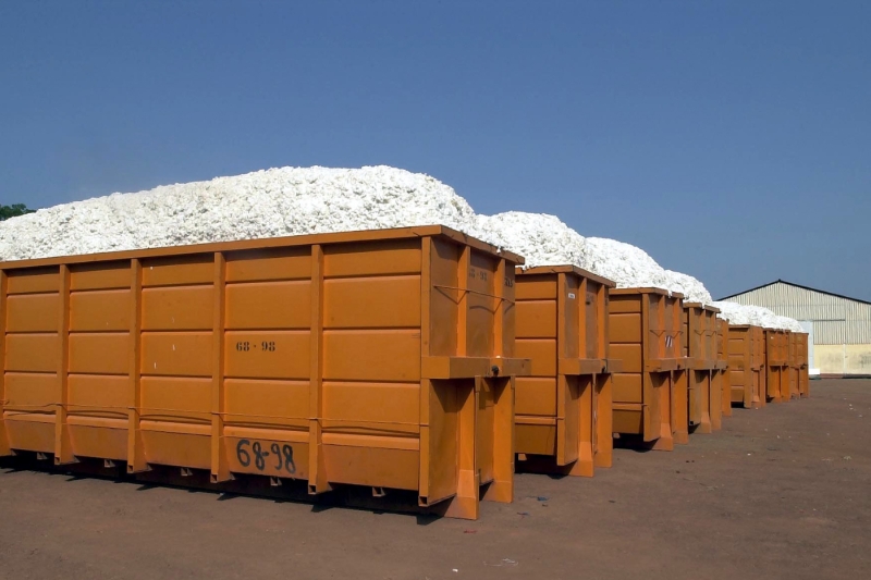 Conteneurs de coton au Senegal.