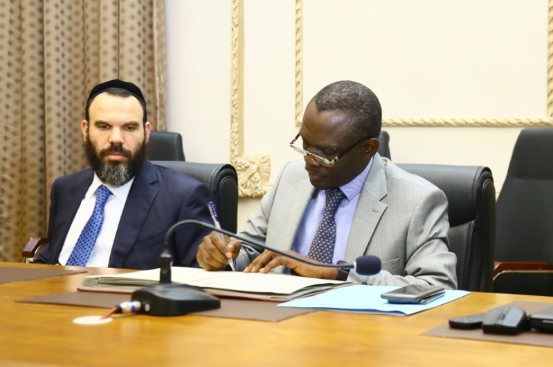 Dan Gertler (à gauche), lors de la signature de l'accord avec le gouvernement congolais, le 24 février 2022.