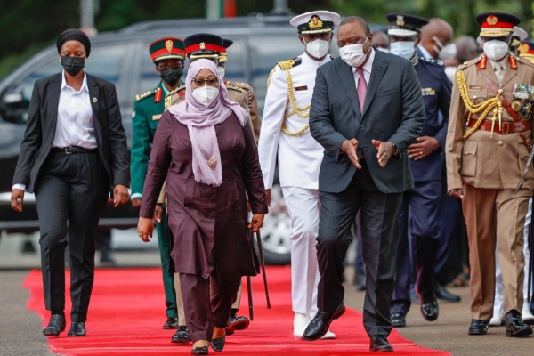 La présidente tanzanienne Samia Suluhu Hassan et son homologue kenyan Uhuru Kenyatta.