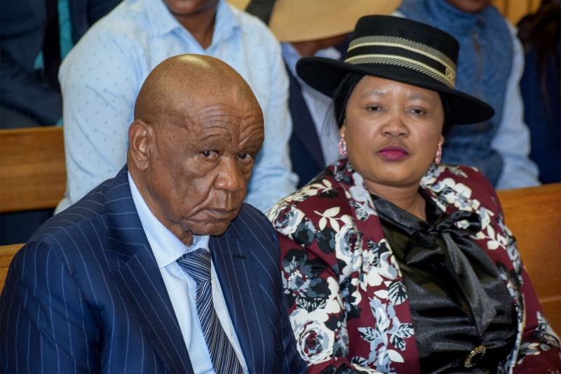 L'ancien premier ministre Motsoahahe Thomas Thabane et de sa deuxième épouse Maesiah Thabane.