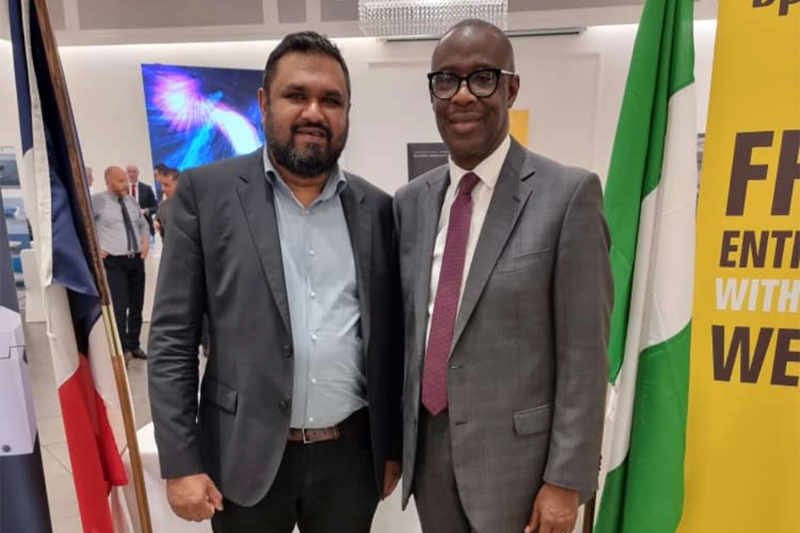 Shehzaad Callachand (Aeraccess) et Adetokunbo Ogundeyin (Proforce Defense) ont signé un mémorandum d'entente à Abuja.