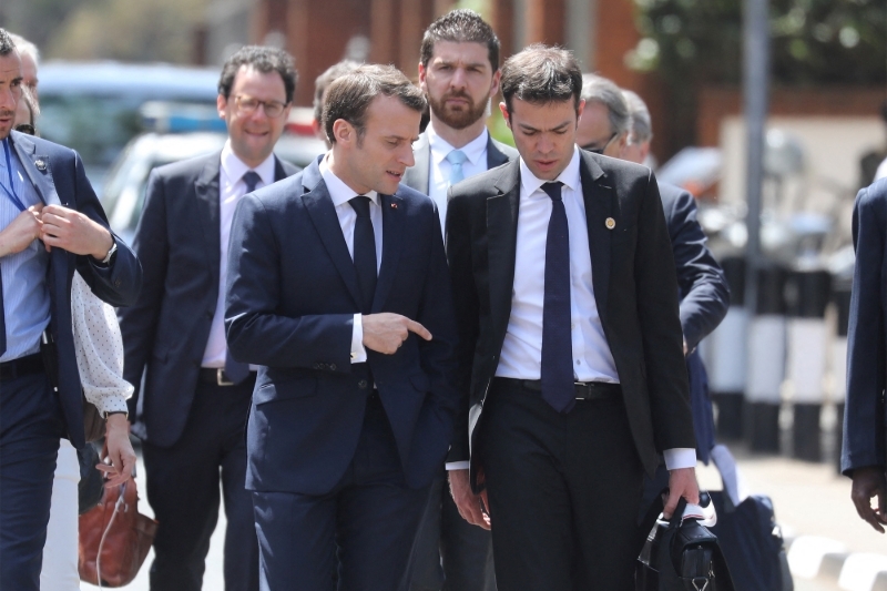 Emmanuel Macron et son conseiller Afrique Franck Paris, à Nairobi (Kenya), le 14 mars 2019.