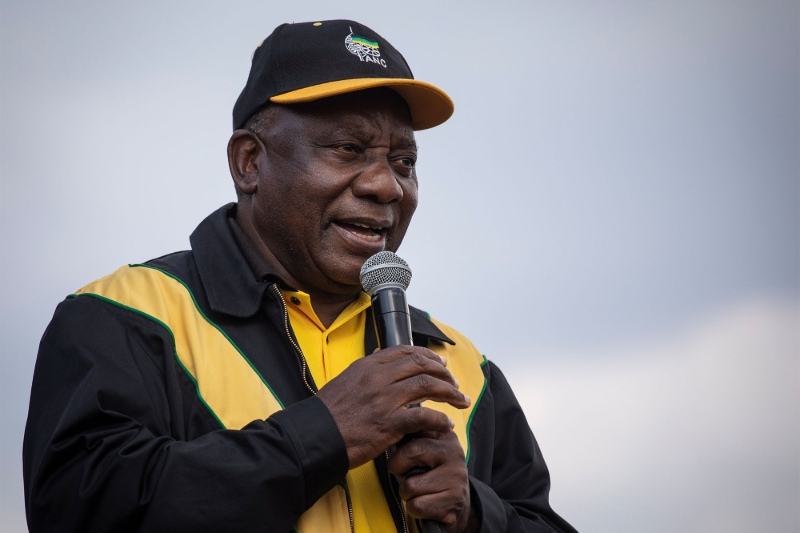 Cyril Ramaphosa s'adresse à une petite foule de partisans lors d'un rassemblement électoral du Congrès national africain au pouvoir à Johannesburg, le 29 octobre 2021.