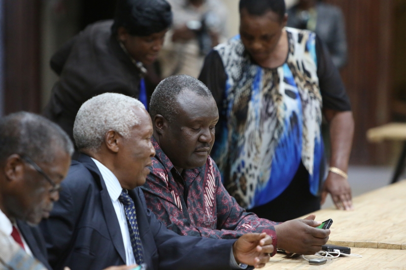 Au centre, Fortune Charumbira, vice-président du Parlement panafricain de l'Union africaine.