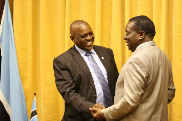 Le président du Botswana Mokgweetsi Masisi (à g.) et son homologue zimbabwéen Emmerson Mnangagwa, en 2018.