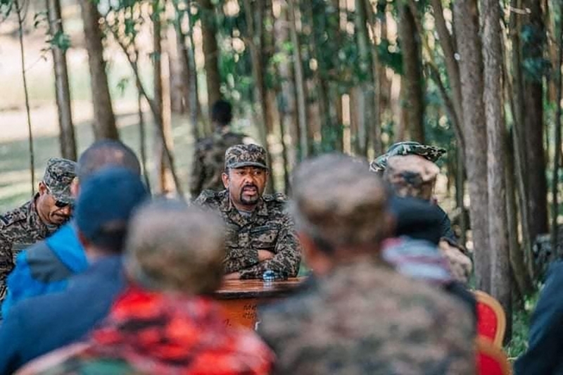 Le premier ministre éthiopien Abiy Ahmed Ali avec des soldats alors qu'il rejoint le front contre les groupes rebelles, le 29 novembre 2021.