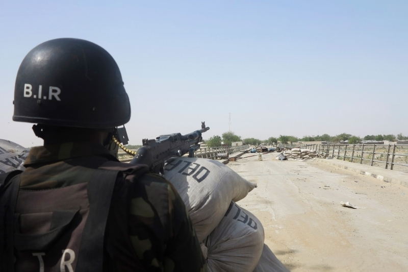 Un soldat du Bataillon d'intervention rapide à Fotokol, en février 2015.