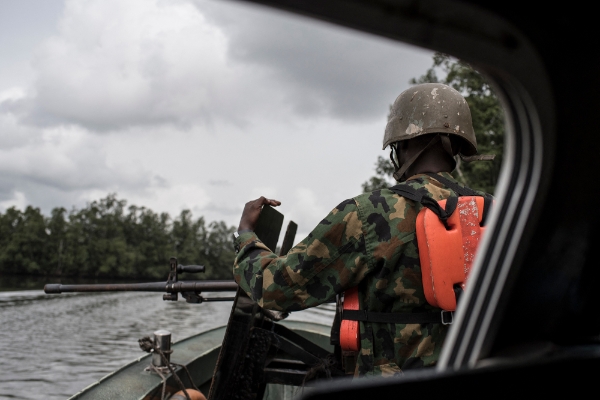 Un bateau de la marine nigériane fouille le delta du Niger à la recherche de raffineries illégales, le 19 avril 2017.