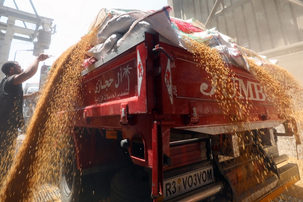 Déchargements de blé dans les silos de Banha, dans le gouvernorat de Qalyubia, en Egypte, le 25 mai 2022.