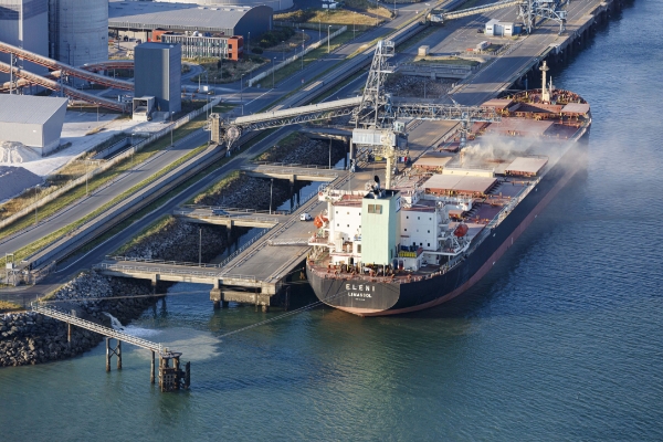 Un céréalier en phase de chargement au port de la Rochelle, en France.