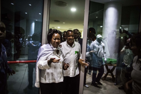 Le président du Congo, Denis Sassou Nguesso, derrière son épouse Antoinette.