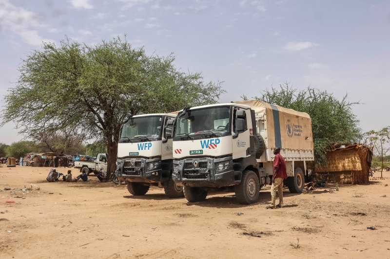 Camions du Programme alimentaire mondial stationnés à Koufroun, au Tchad, le 30 avril 2023, pour venir en aide aux réfugiés soudanais.