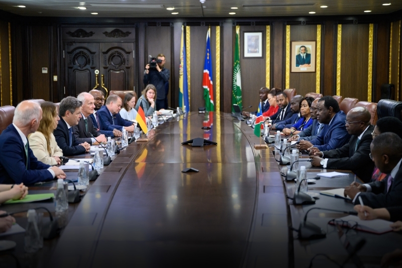 Le ministre de l'économie allemand Robert Habeck (3e à partir de la gauche, Bündnis 90/Die Grünen) et Hage Gottfried Geingob (4e à partir de la droite), président de la Namibie, au cours d'une visite concentrée sur le renforcement de la coopération dans le domaine de l'hydrogène, le 5 décembre 2022, à Windhoek.