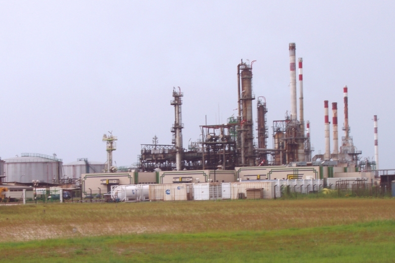 Usine de la Sogara à Port Gentil. Le vidage de ses cuves est l'objet d'un contrat lucratif.