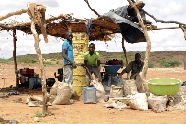 Des enfants travaillant dans une mine d'or au Burkina Faso.