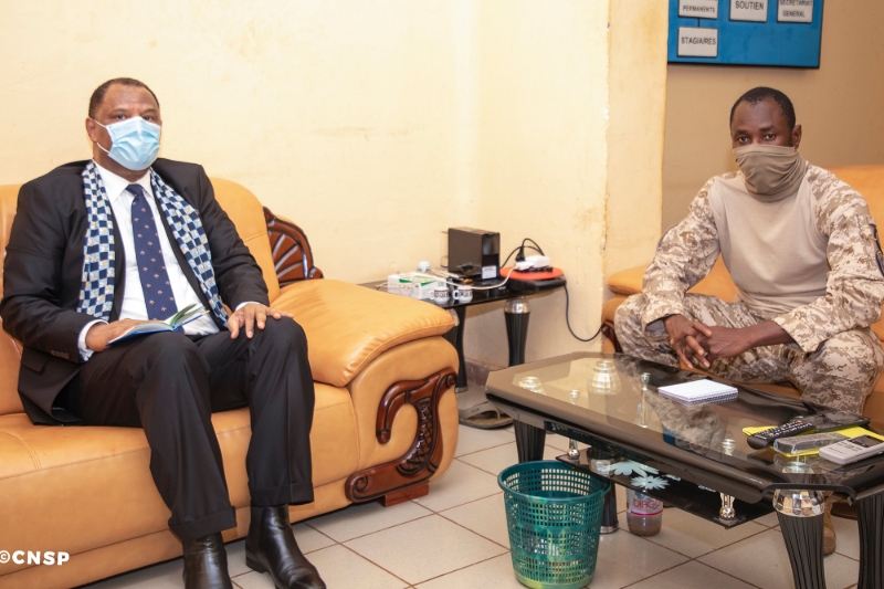 Hassan Naciri, ambassadeur du Maroc au Mali, et Assimi Goita, président du CNSP, lors de leur entretien du 25 août 2020.