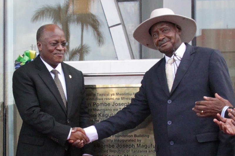 Le président tanzanien John Magufuli et son homologue ougandais Yoweri Museveni.