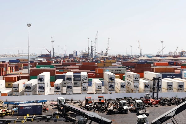 Des conteneurs sur le port de Radès.