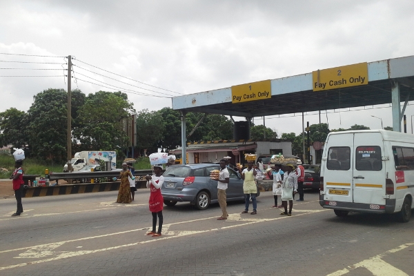 Péage sur l'autoroute Accra-Tema, au Ghana.