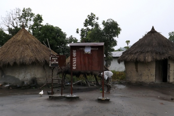 Boîte à lettres offerte par Rio Tinto à Beyla, à proximité du site de Simandou.