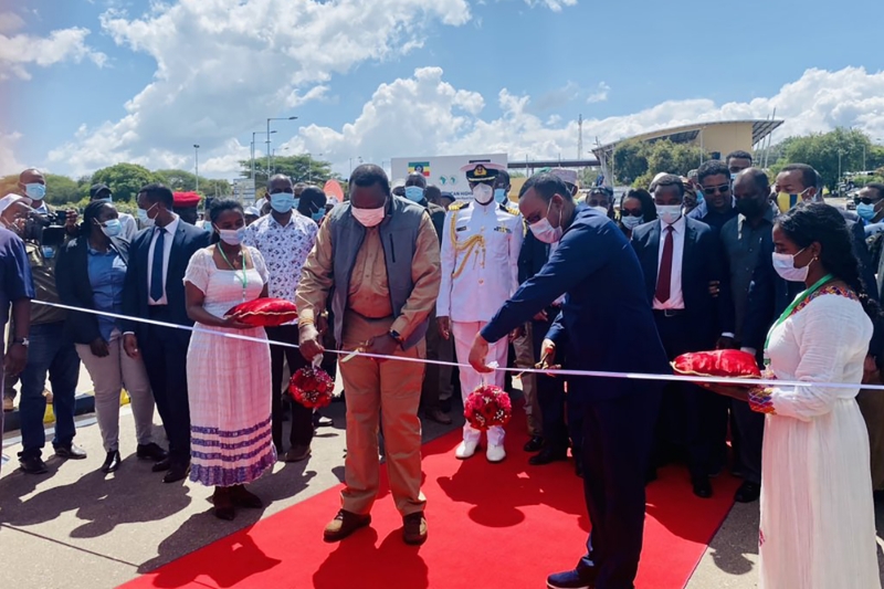 Le président kenyan Uhuru Kenyatta et le premier ministre éthiopien Abiy Ahmed Ali lors de l'inauguration du poste-frontière de Moyale, en décembre 2020.