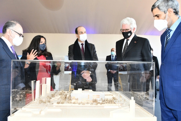 La consule générale américaine à Casablanca Jennifer Rasamimanana (2e à gauche) devant la maquette du consulat, aux côtés notamment de l'ambassadeur David T. Fischer(2e à droite).