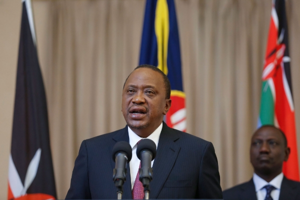 Le président Uhuru Kenyatta et, à l'arrière-plan, le vice-président William Ruto.